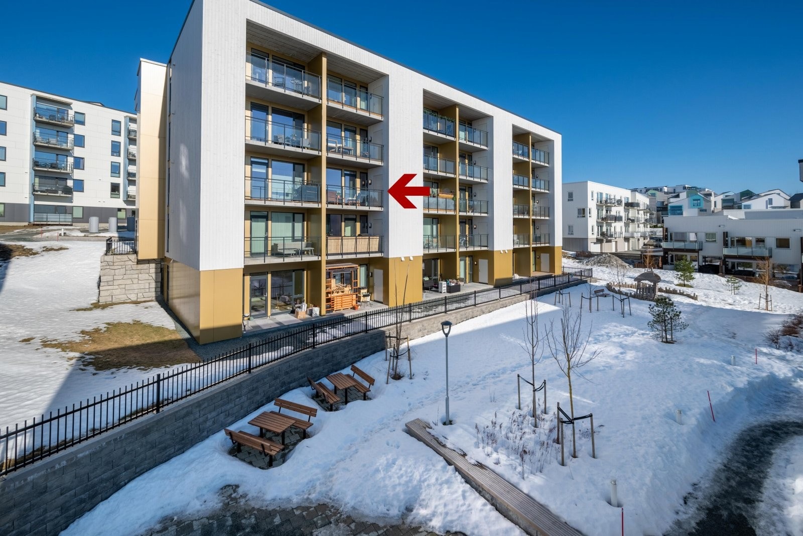 Til barnas store glede er det en lekeplass på fellesarealet.