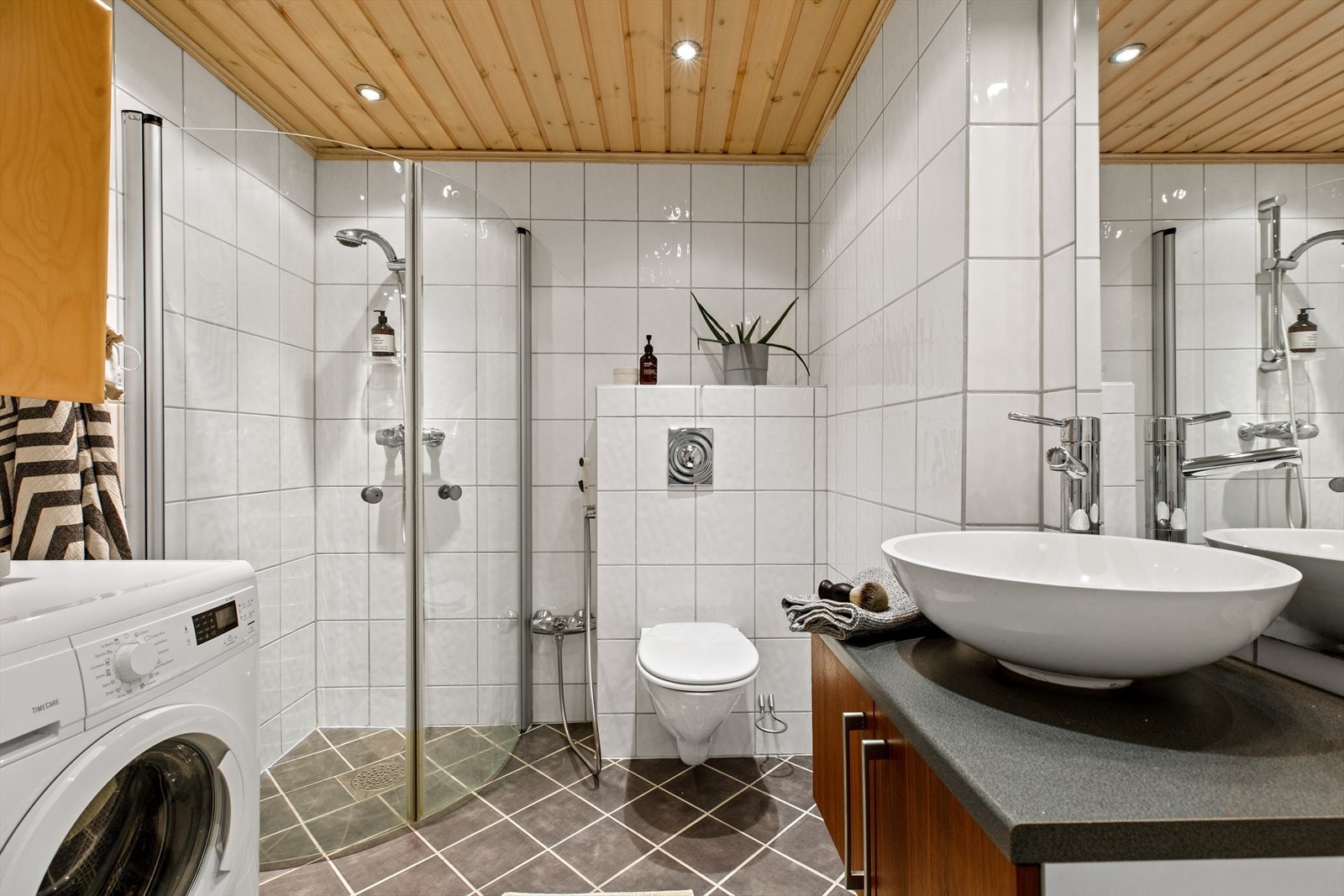 Helfliset baderom fra 2006 med mørke gulvfliser og lyse fliser på vegger. Galleribilde