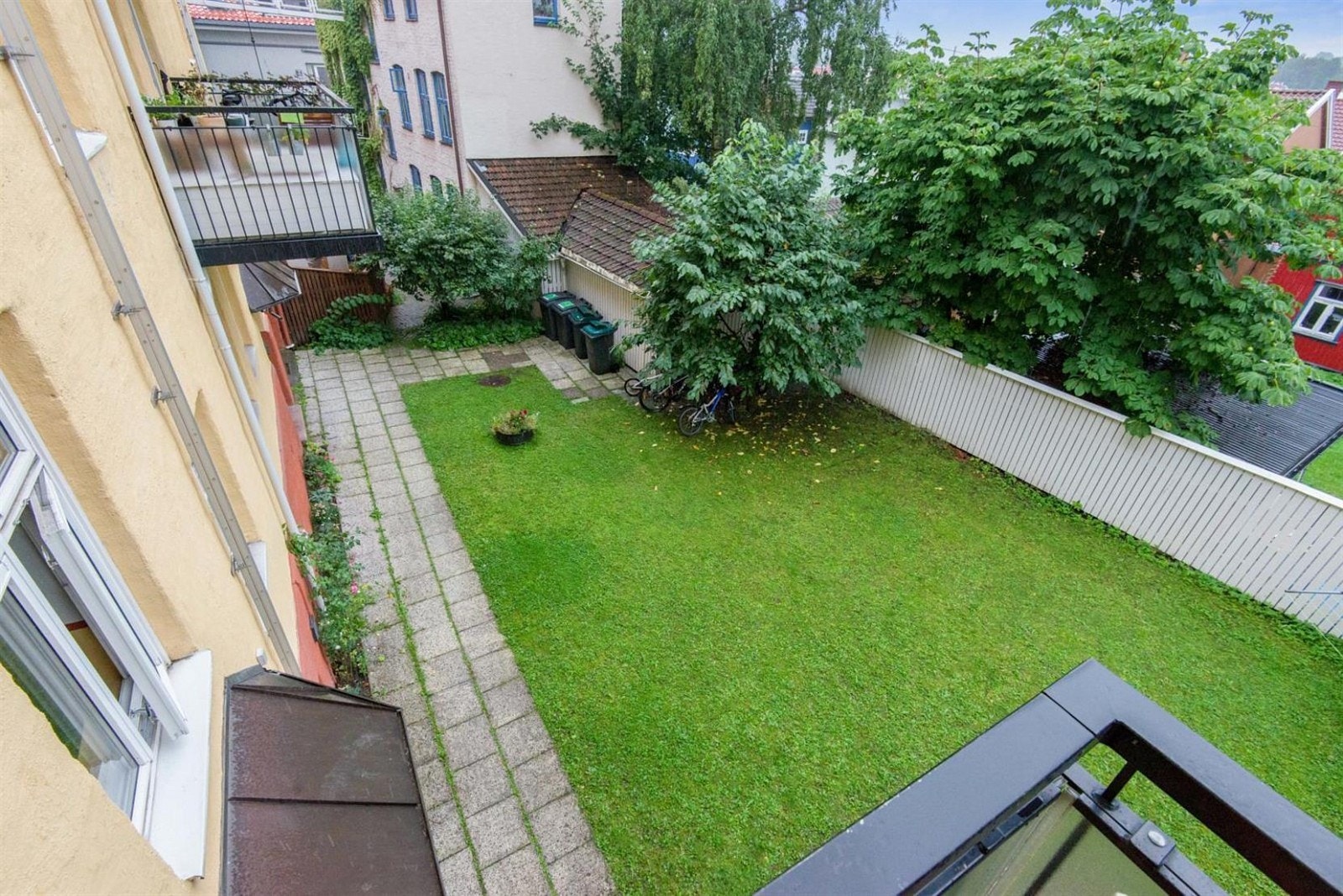 Borettslaget har en koselig og pent opparbeidet bakgård. Galleribilde