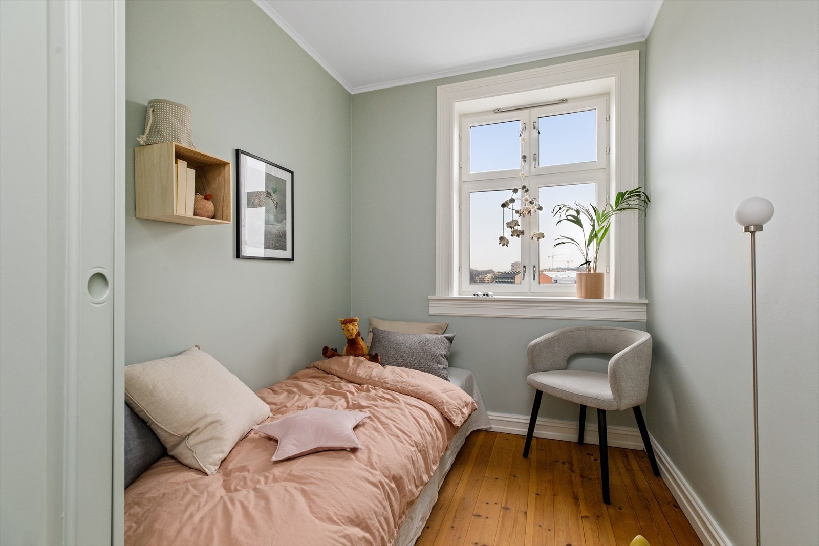 Rommet gjør seg ypperlig som barnerom eller gjesterom/moderne hjemmekontor. Galleribilde