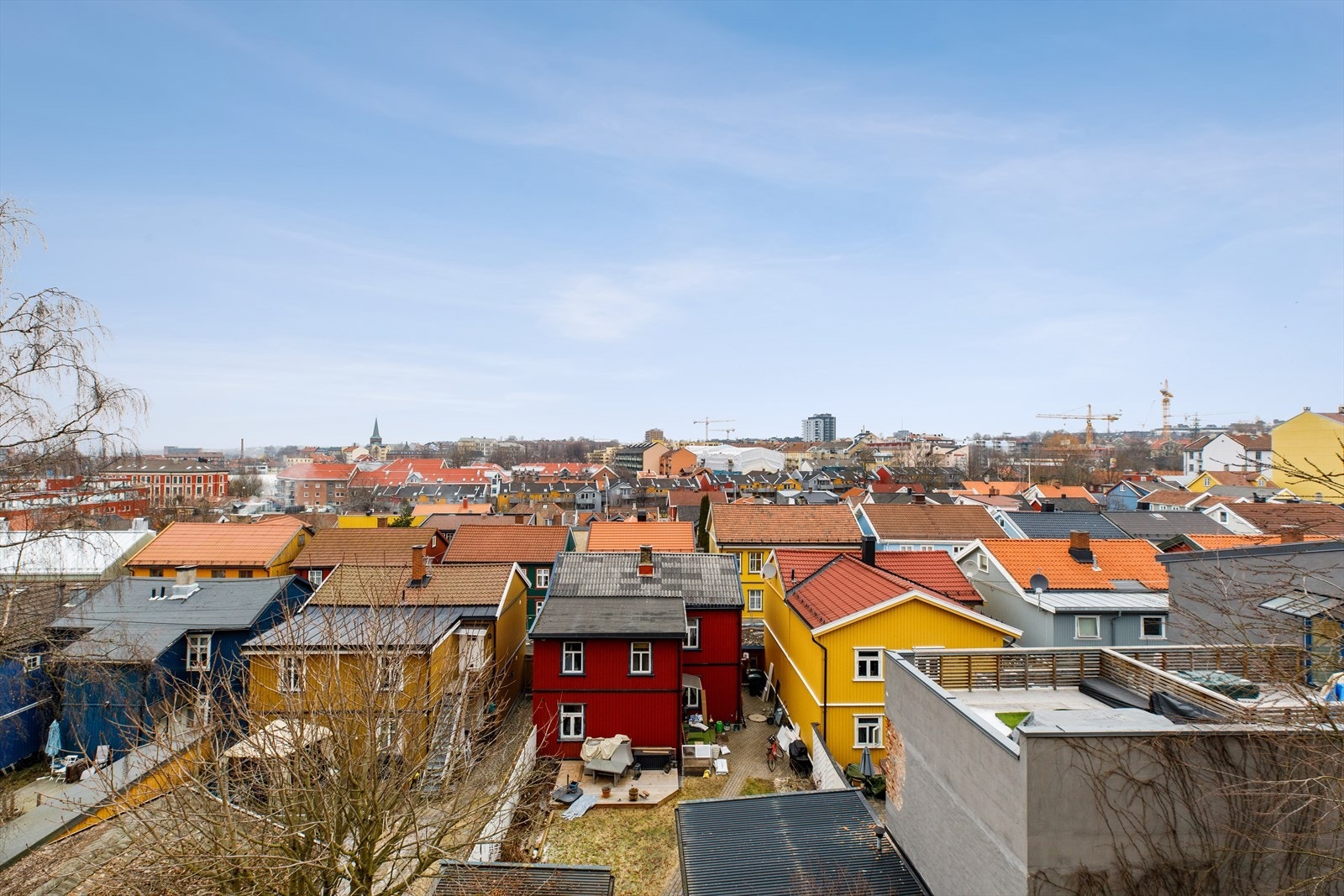 Fra balkongen er det fantastisk utsikt mot Vålerengas sjarmerende trehusbebyggelse og til nærområdet. Galleribilde