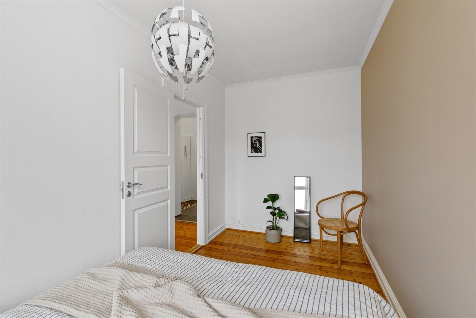 Det er god plass til å etablere garderobeskap, om ønskelig. Galleribilde