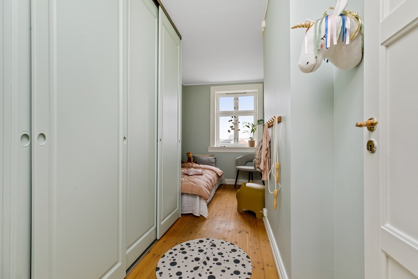 Soverom nummer tre vender inn mot bakgården og er malt i en delikat farge. Rikelig med oppbevaringsplass i romslig skyvedørsgarderobe. Galleribilde