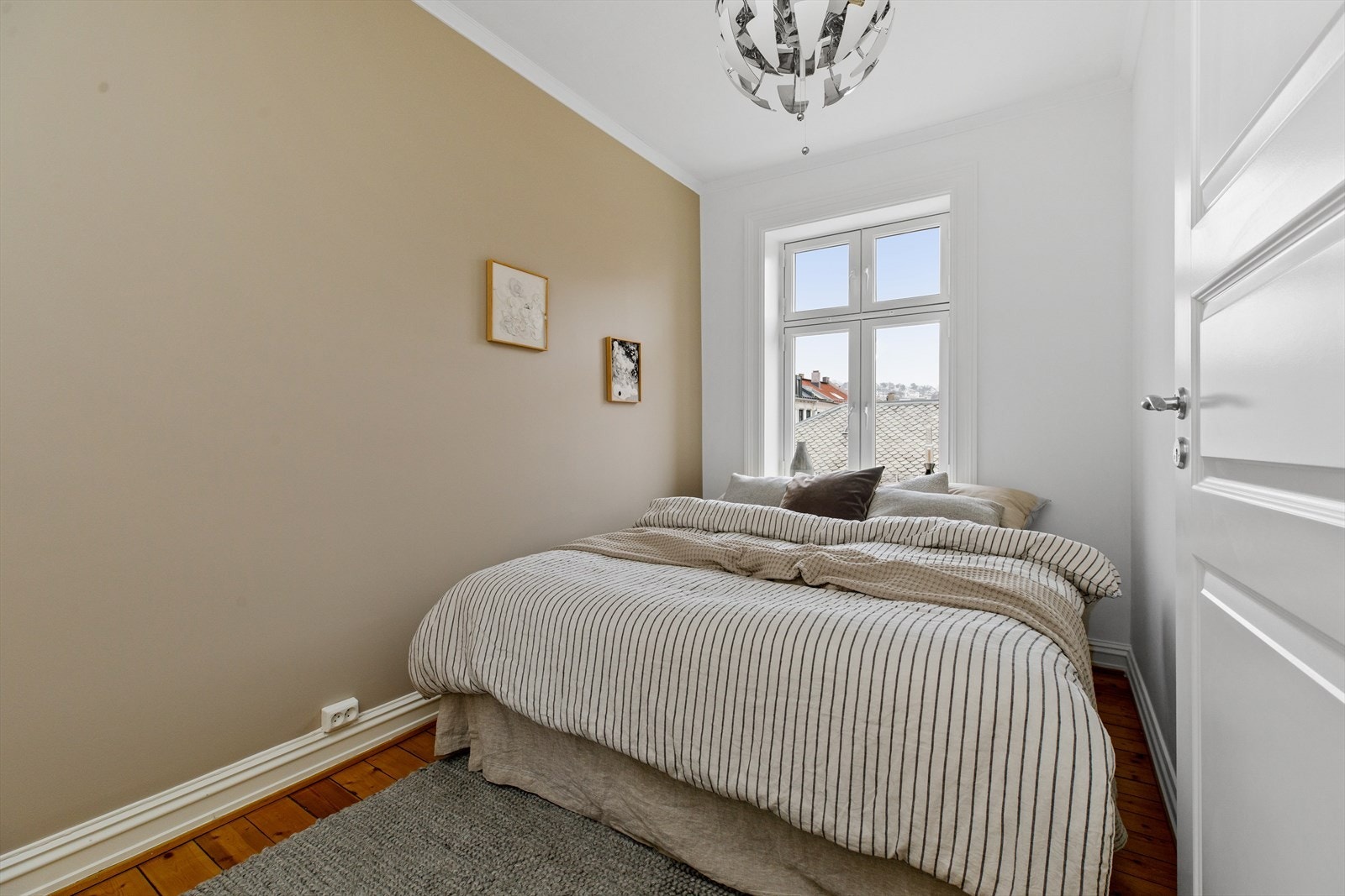 Hovedsoverommet har plass til dobbeltseng i tillegg til annet ønskelig møblement. Galleribilde
