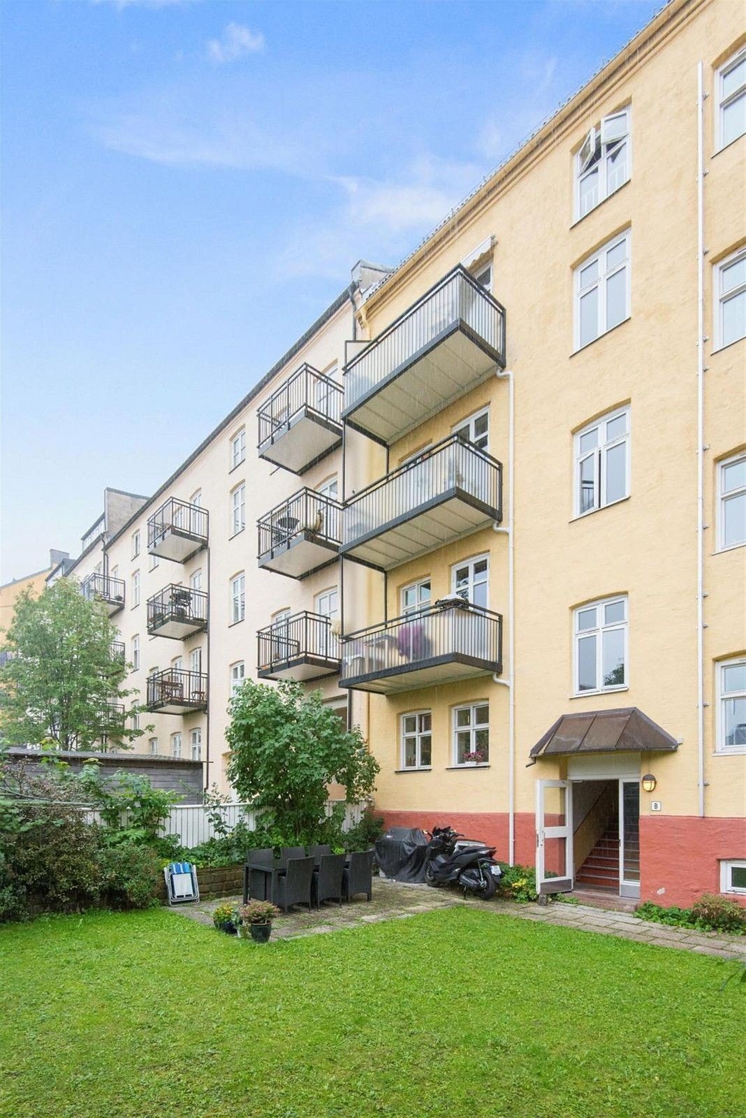 Bakgård, sommerstid. Galleribilde