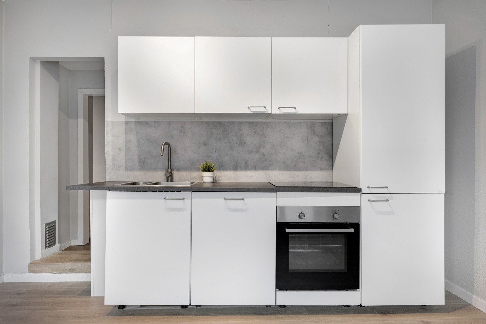 Mellom skap og benk er det plater i betonglook på veggen i bakkant. Galleribilde