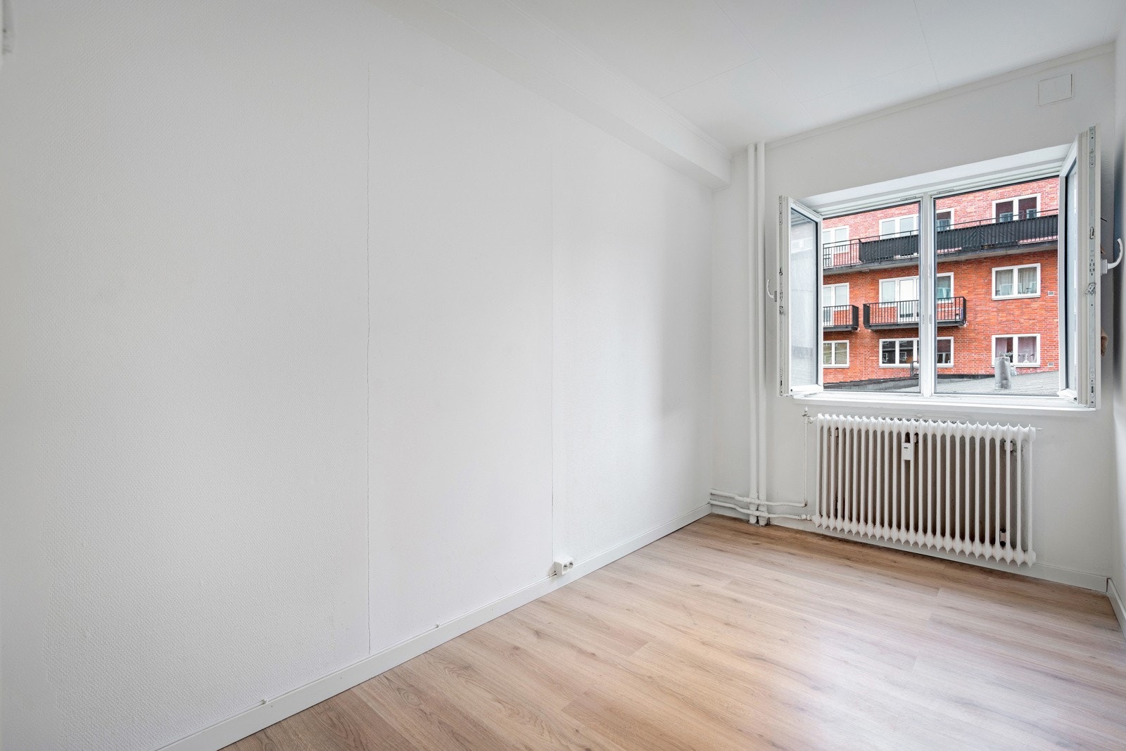 Det er mulighet for garderobeskap på hver av soverommene, i tillegg disponeres det en kjellerbod på 2,5 kvm. Galleribilde