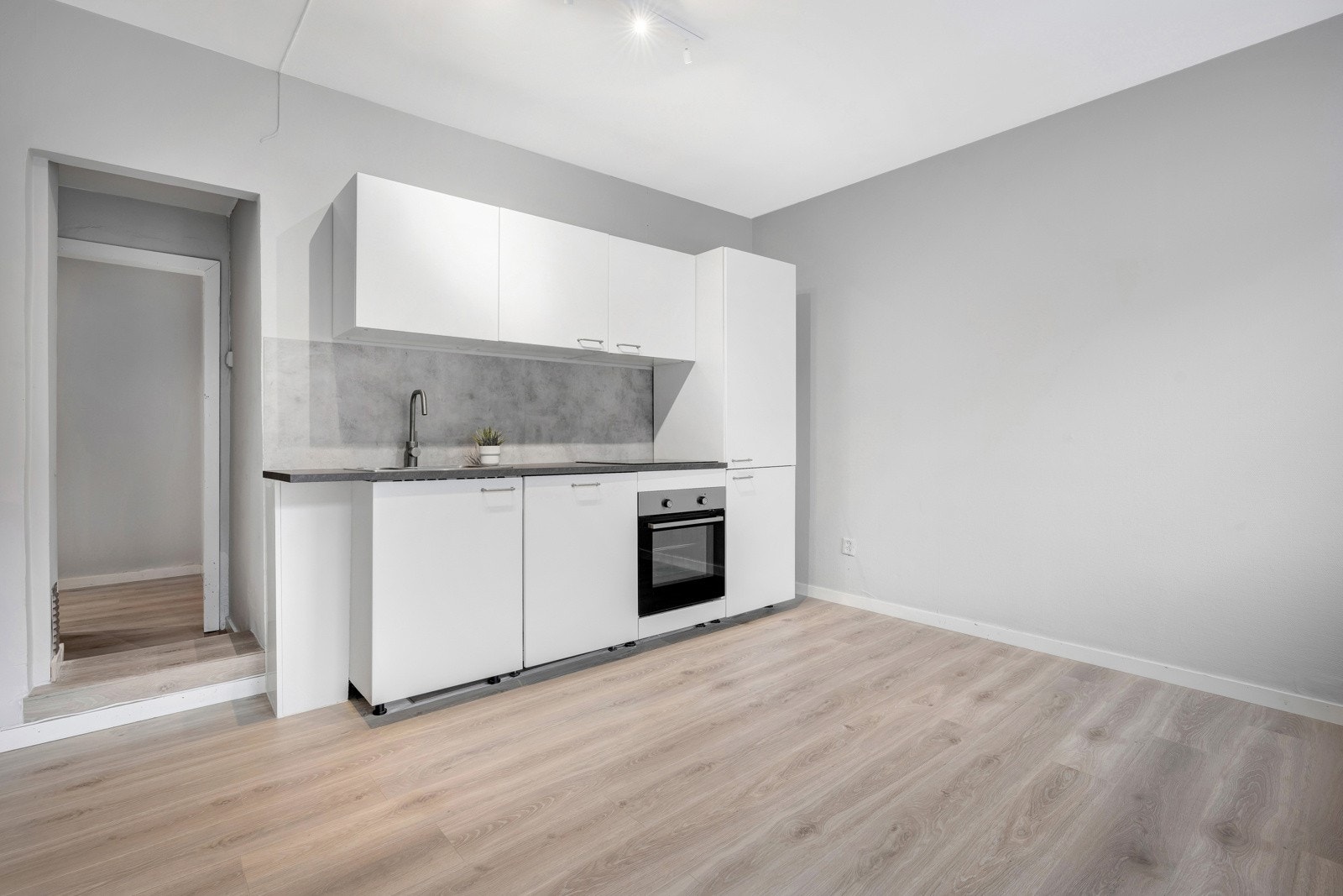 Hvitevarene som koketopp, stekeovn, oppvaskmaskin og kjøl/frys er integrert. Galleribilde