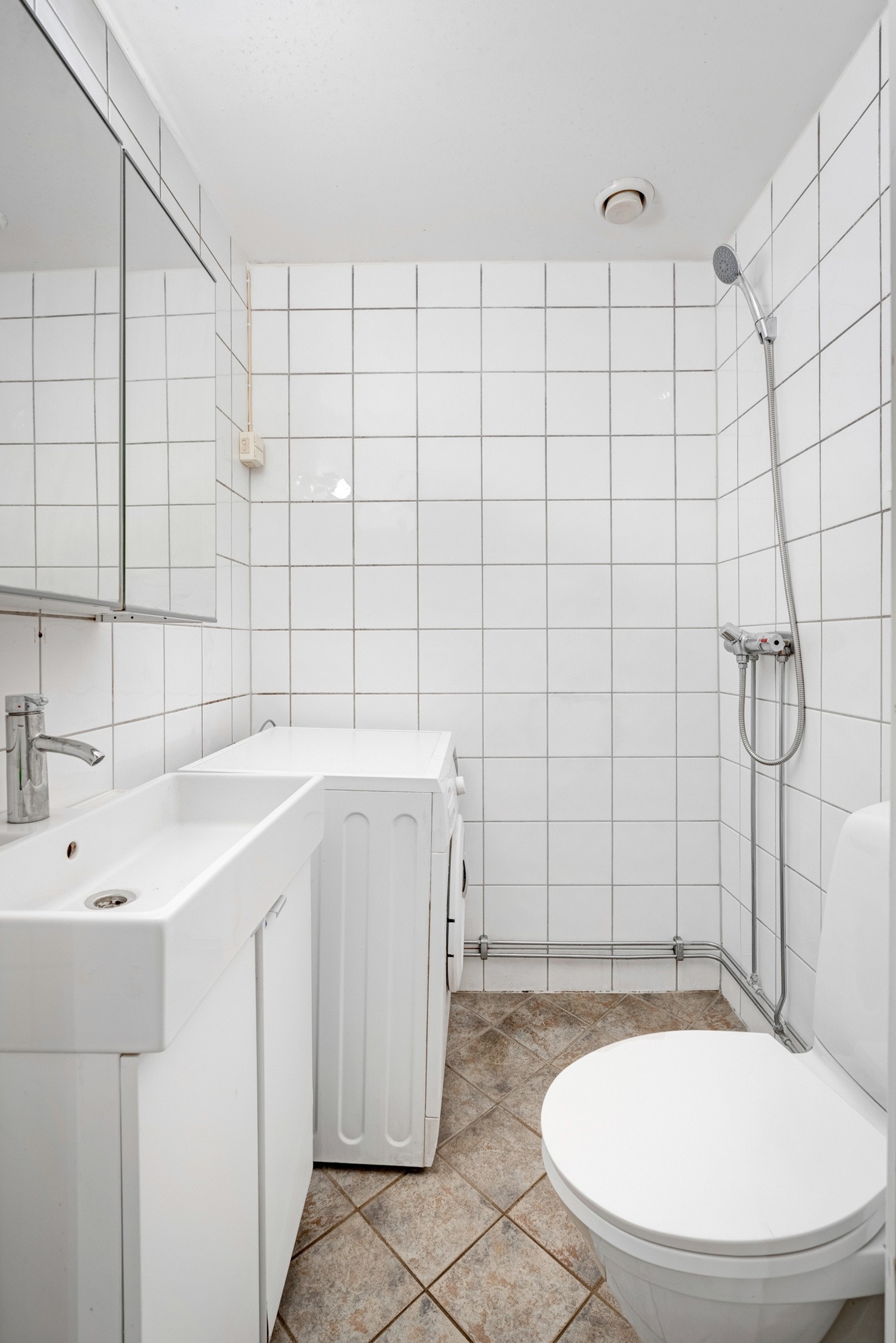 Badet ligger i tilknytning til entreen og holder en tidløs stil og ble rehabilitert i regi av sameiet i 2003. Galleribilde