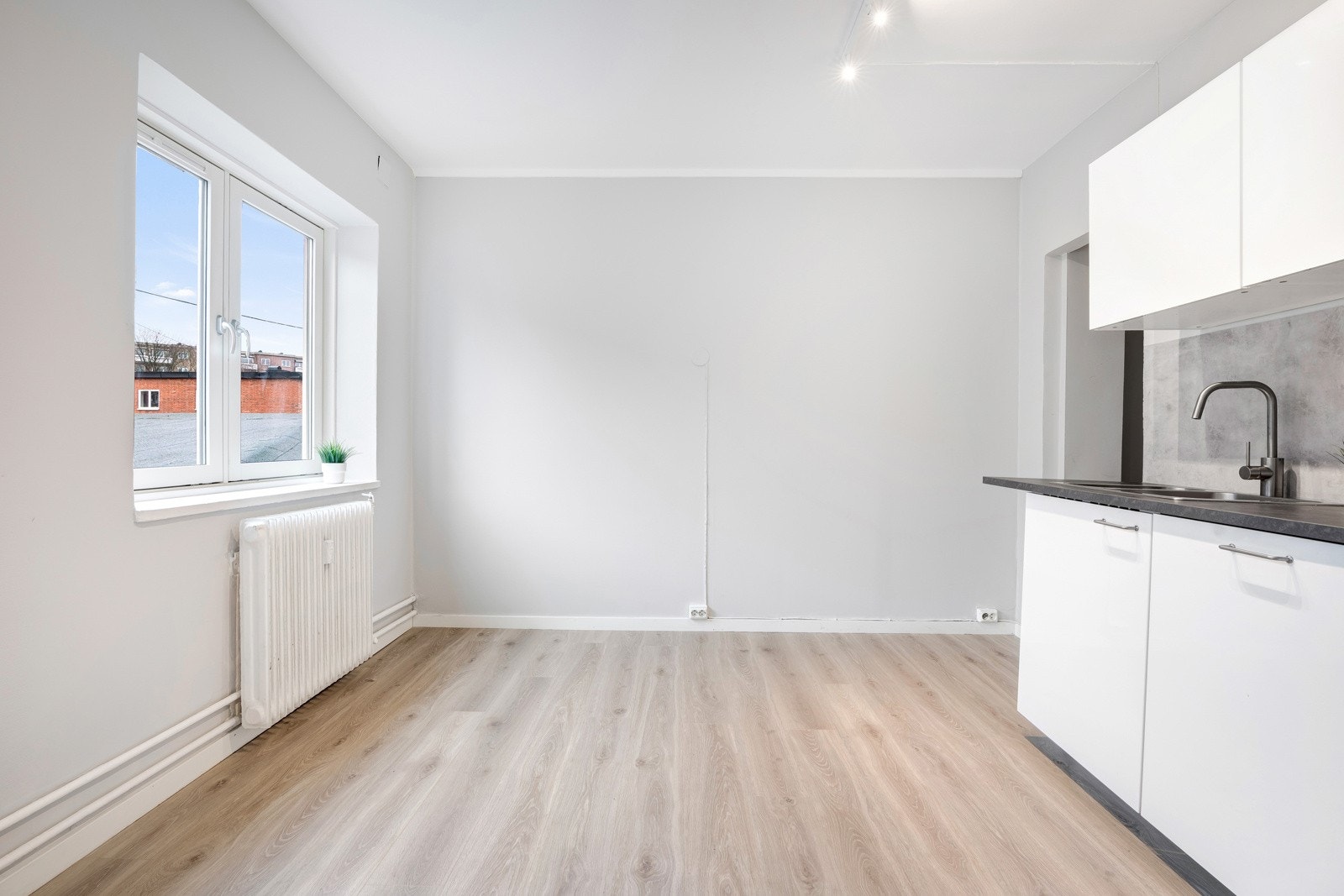 Stuen og kjøkkenet utgjør et luftig allrom som kan møbleres med sofa og tv-løsning. Galleribilde