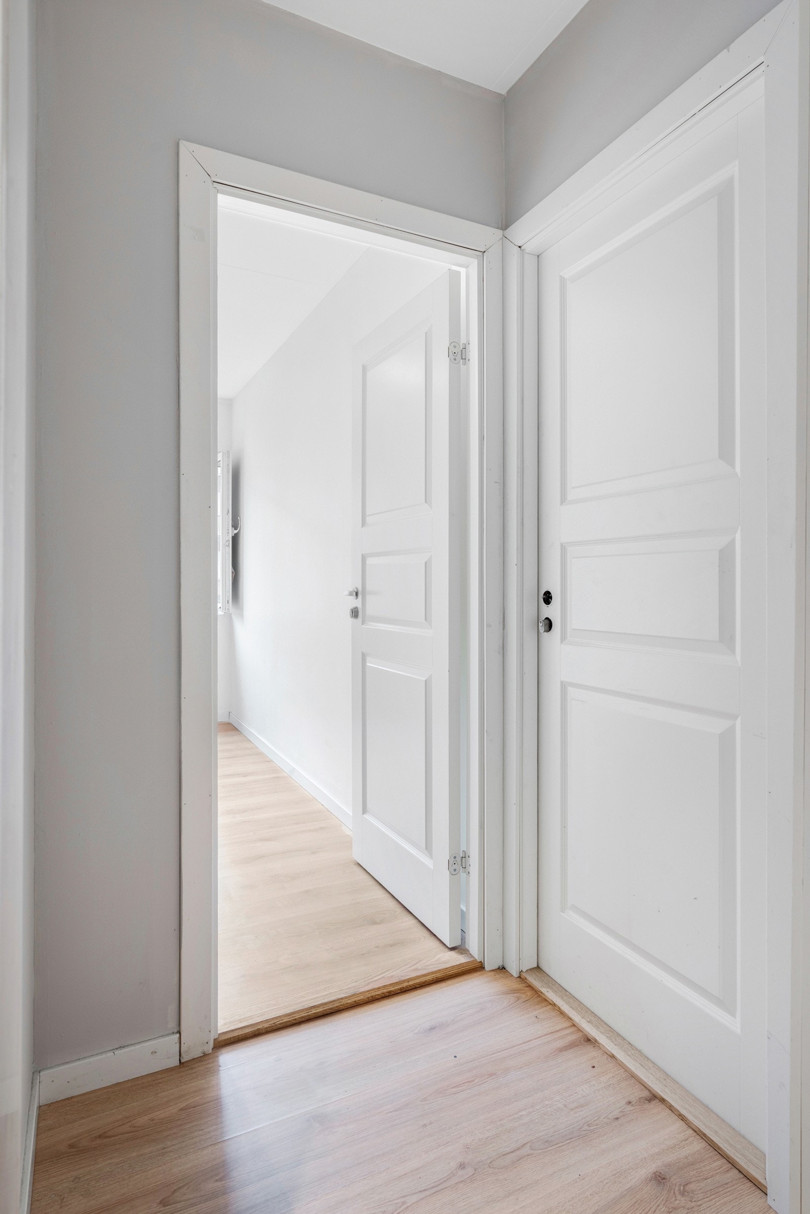 Seksjonen oppvarmes med vannbåren varme tilknyttet originale radiatorer og gulvvarme fra 2003 på badet. Galleribilde