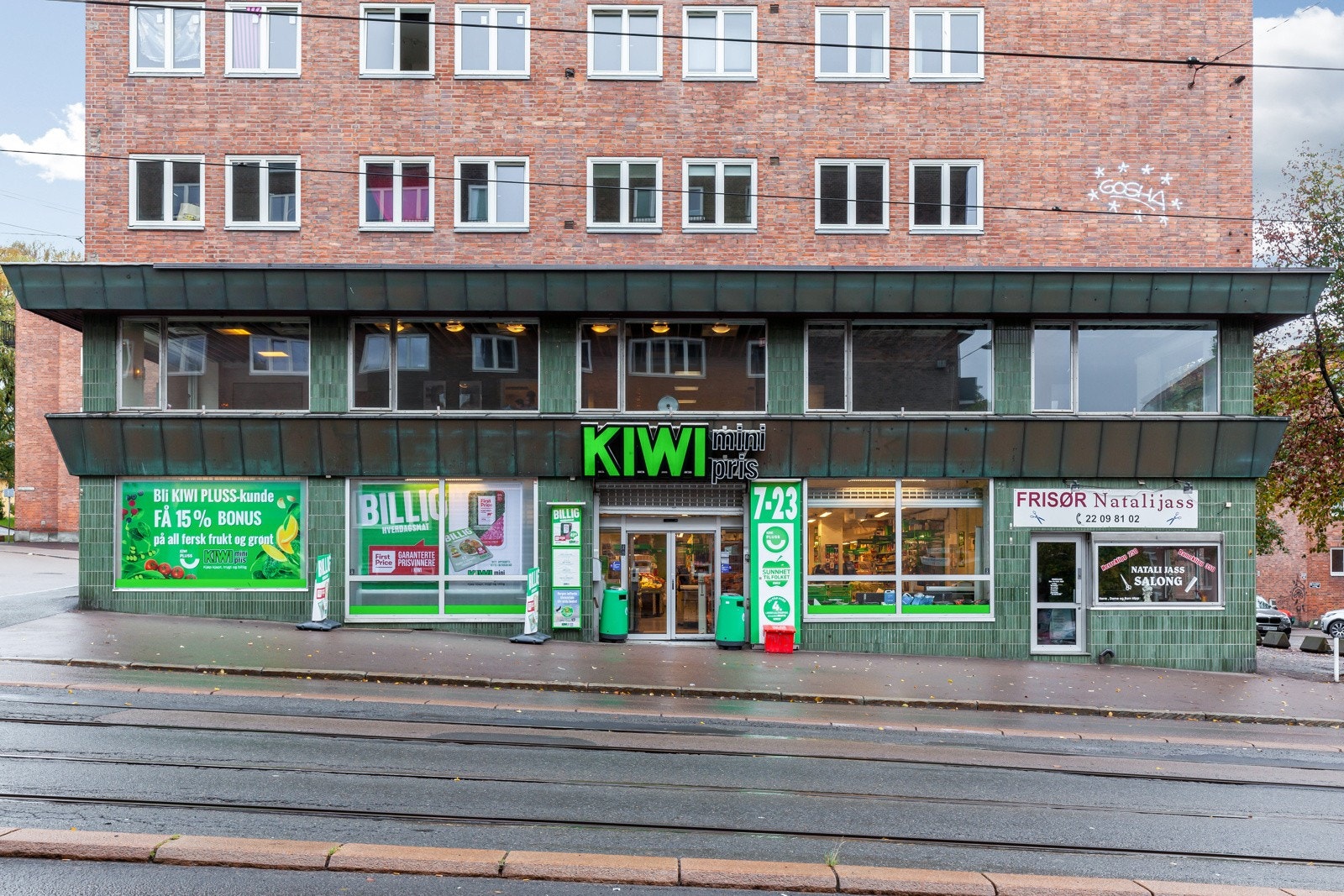 På gateplan i samme bygg ligger nærmeste matbutikk. Galleribilde