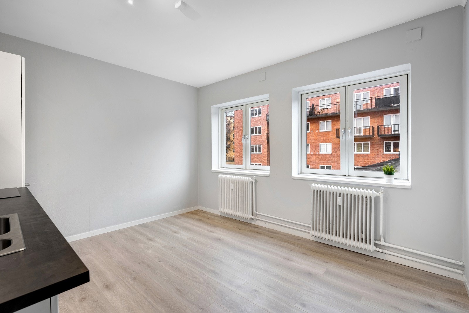 Takhøyden i allrommet er på ca. 2,57 meter og to vinduer fra 2017 bidrar til gode lysforhold. Galleribilde