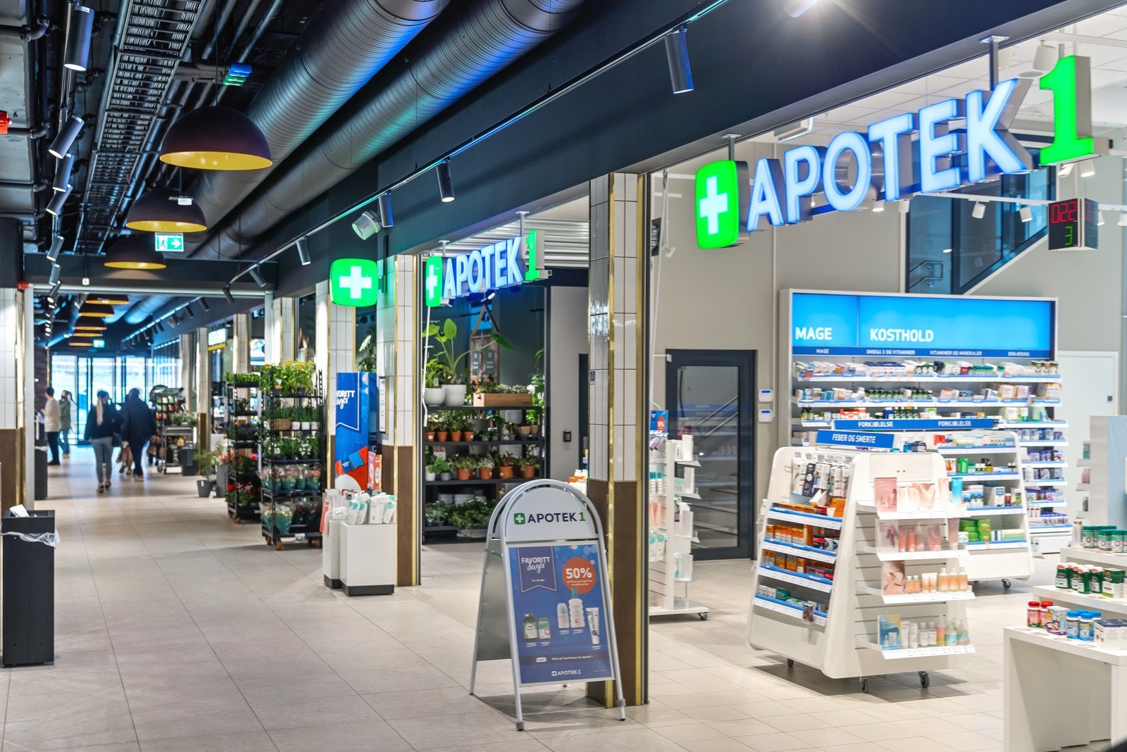 Kjøpesenter og et variert utvalg av butikker ligger i behagelig gangavstand fra leiligheten. Galleribilde