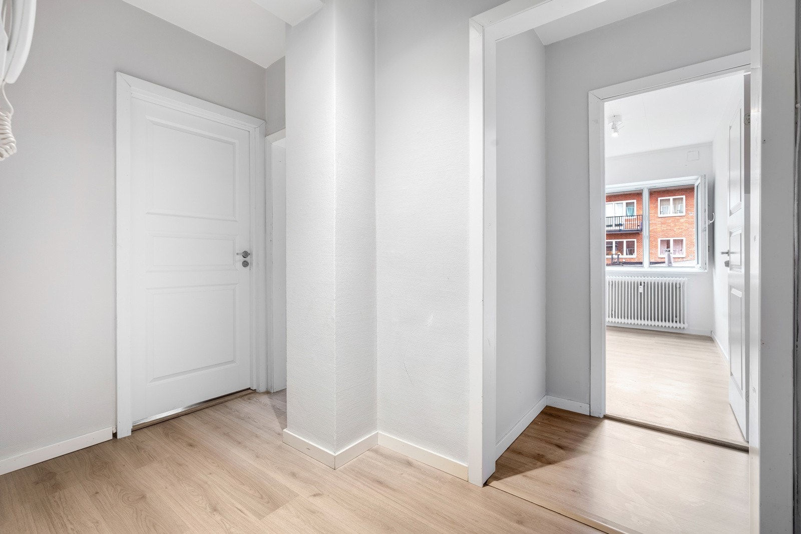 De tre soverommene har alle gråmalte vegger og enstavs parkettgulv. Galleribilde