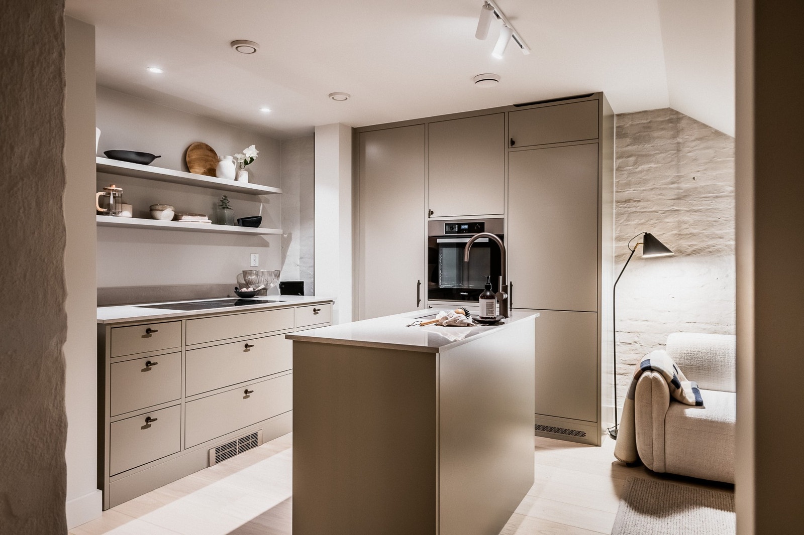 Hvitevarene til kjøkkenet er plassert i god arbeidshøyde. Galleribilde