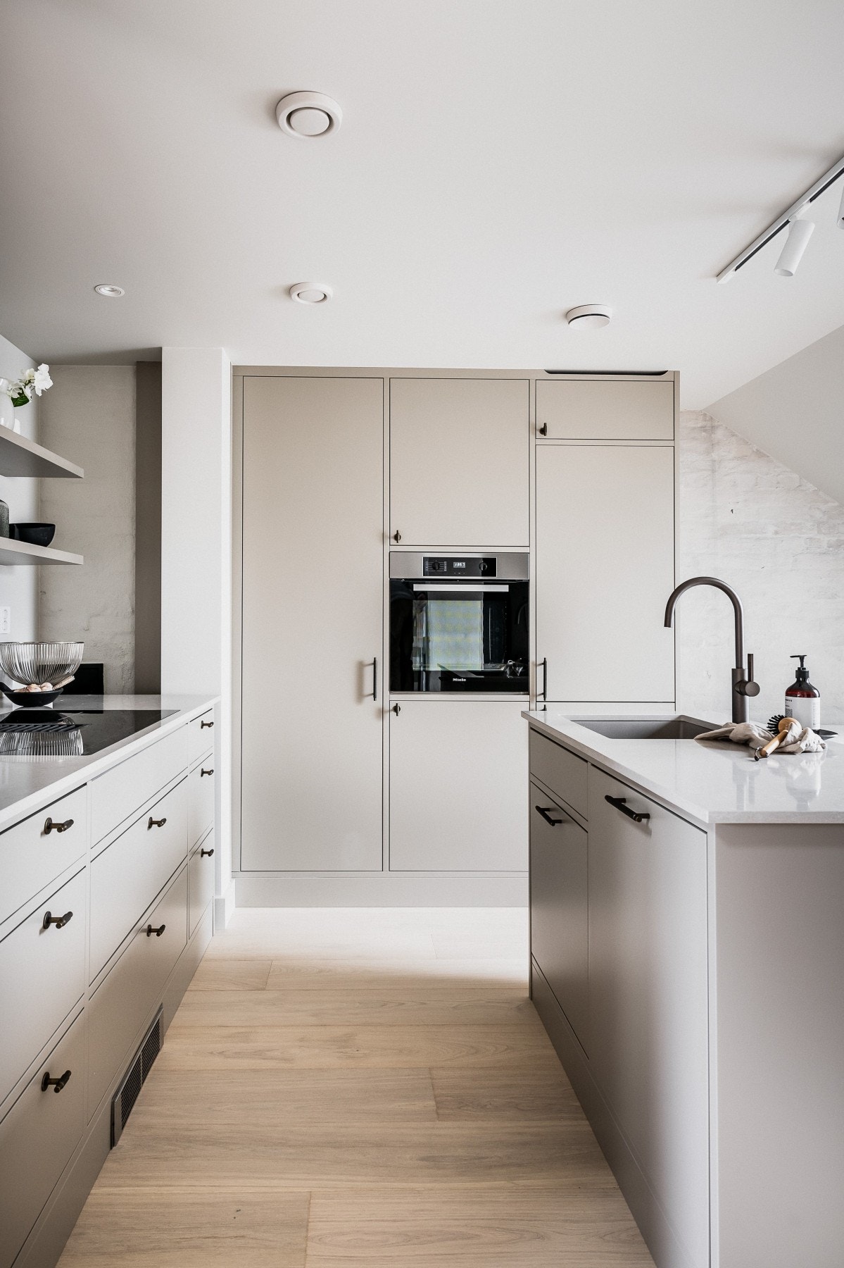 Et lekkert kvalitetskjøkken med særdeles harmonisk preg. Galleribilde