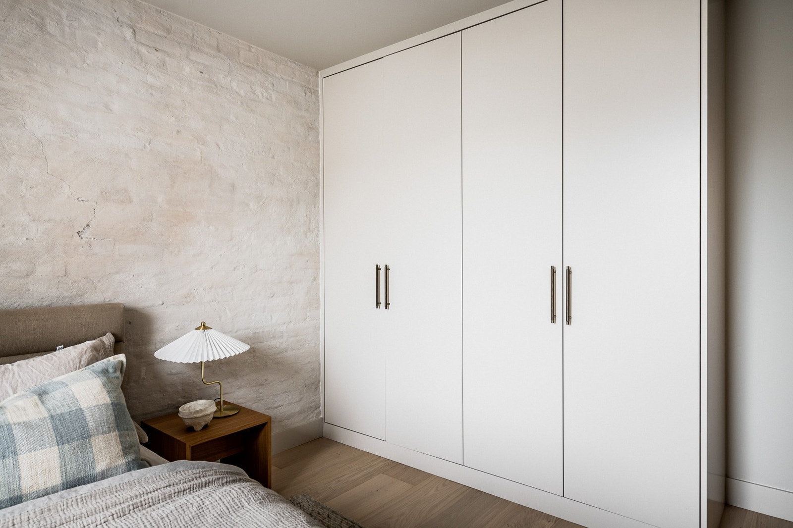 Plassbygget garderobeskap med god oppbevaringskapasitet. Galleribilde