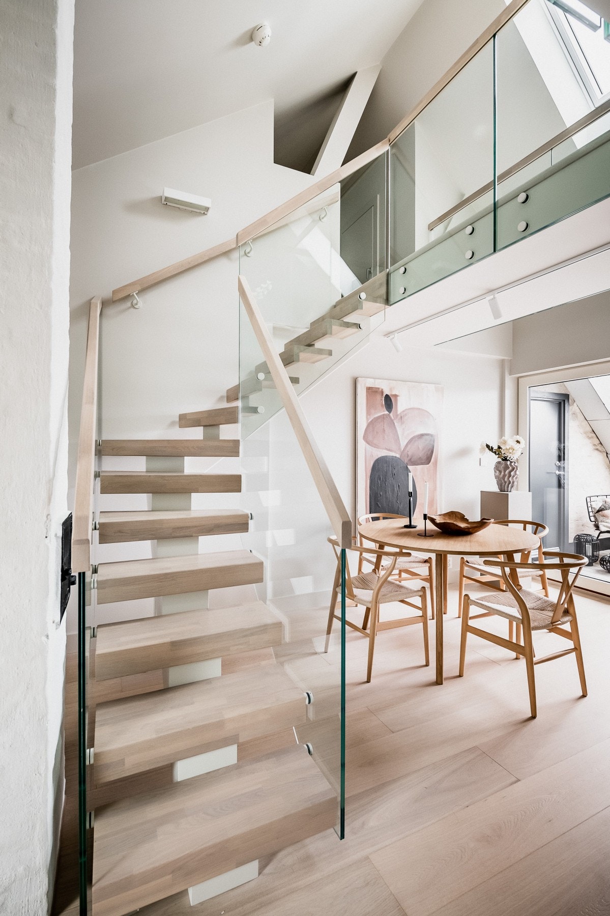 Trappen passer ypperlig inn med hjemmets innredning for øvrig. Galleribilde