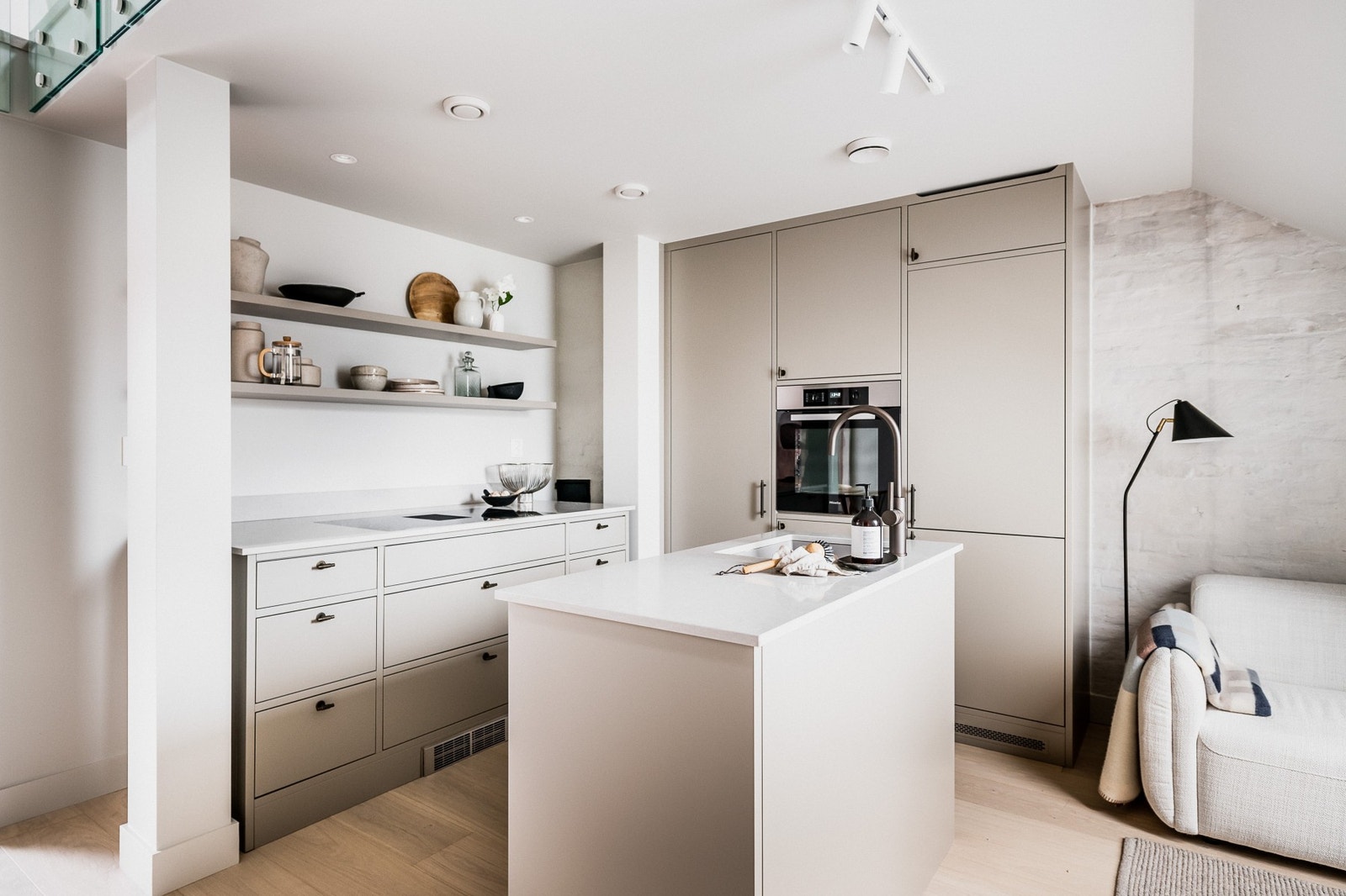 Snekkerbygd In-frame kjøkken med integrerte hvitevarer Galleribilde