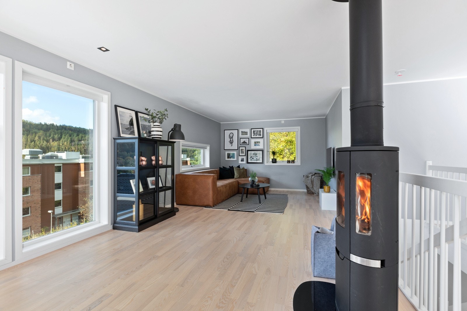 Rommet føles lyst og luftig med store vindusflater som bidrar til naturlig lysinnslipp Galleribilde