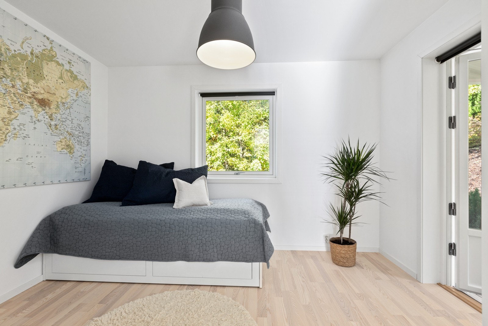 Soverom i 1 etasje har plass til seng og garderobeskap, og har utgang til terrasse på baksiden av huset Galleribilde