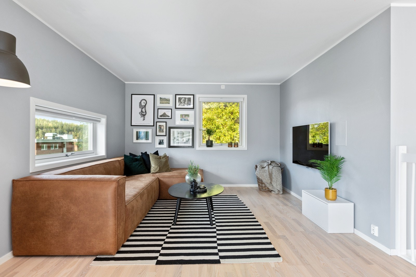 Det er i stuen plass til sofa med tilhørende møblement Galleribilde