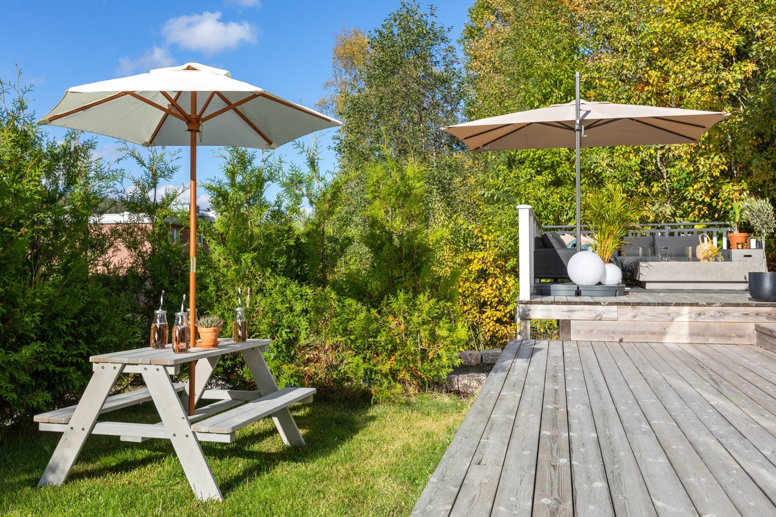 Boligen har et flott uteområde med flere solrike uteplasser Galleribilde