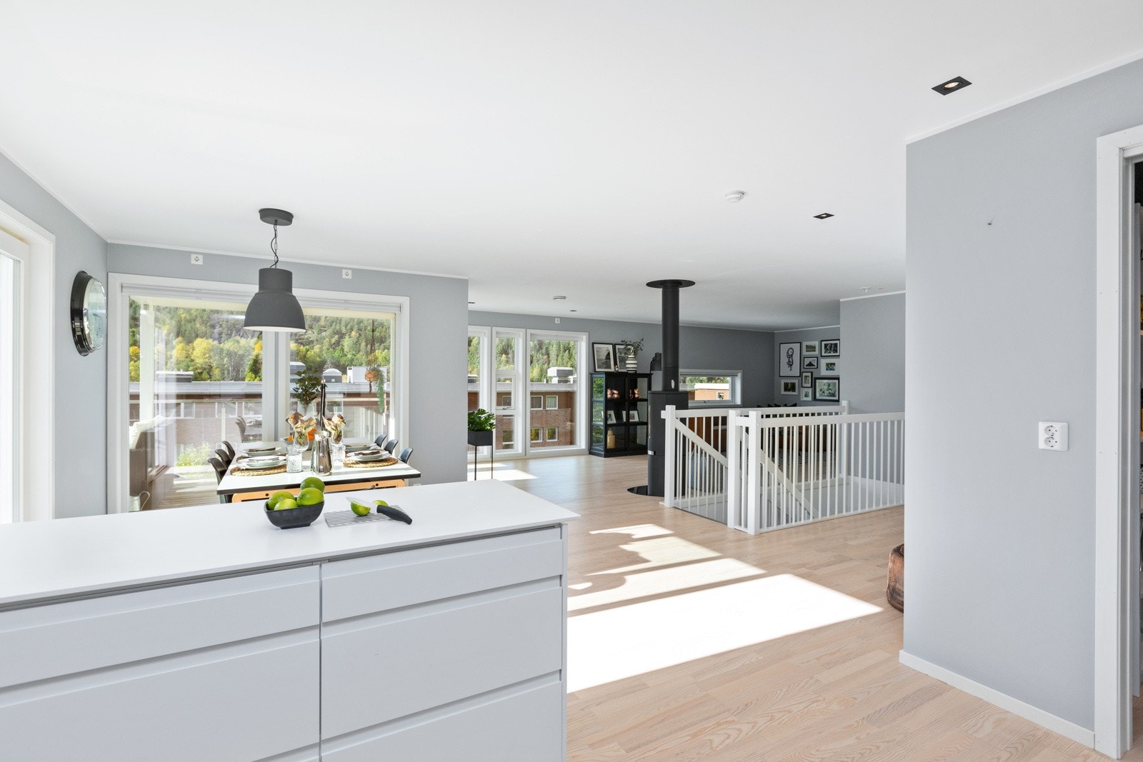 Kjøkken og stue ligger å åpen løsning, og skaper et hyggelig og sosialt rom Galleribilde