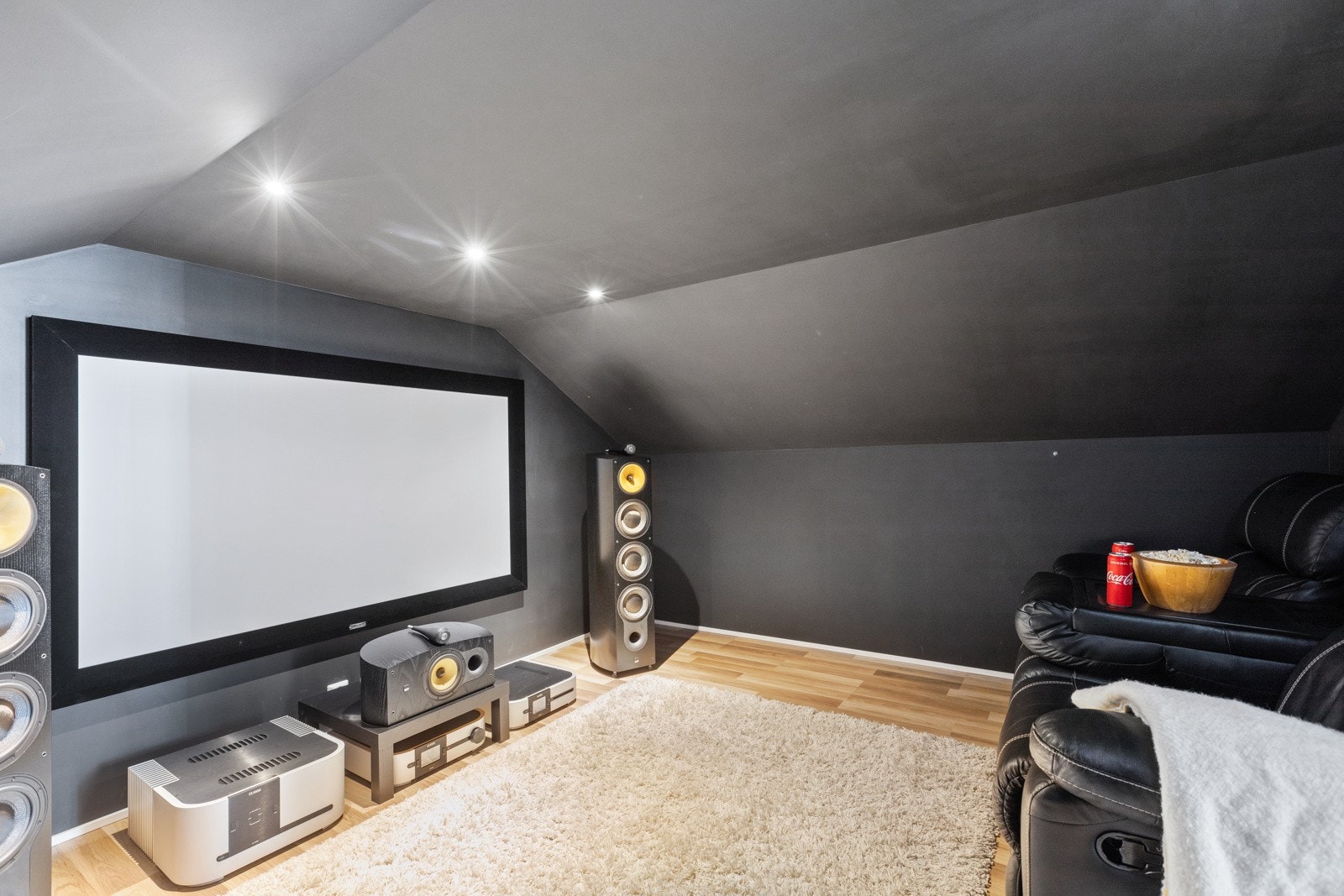 På loft over garasjen er deler av arealet i dag innredet som hjemmekino. Arealet er ikke godkjent som varigoppholdsrom, og vil ikke bli godkjent som varig oppholdsrom. Galleribilde