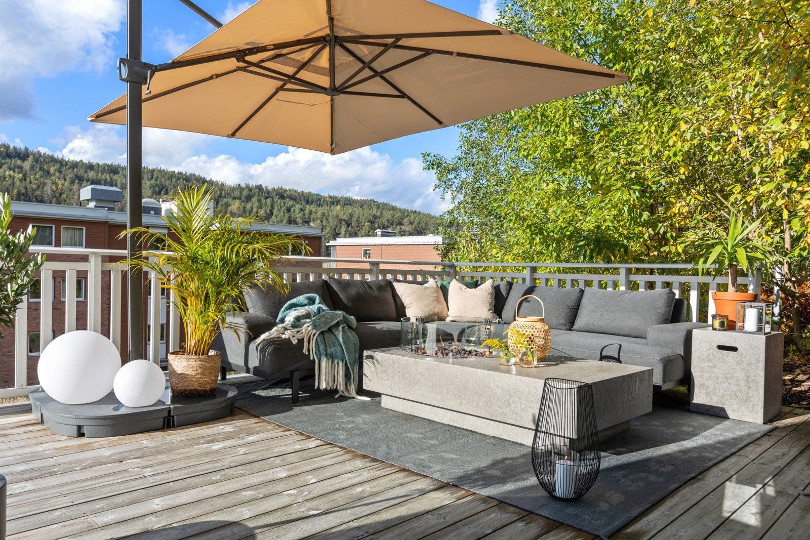 Terrassen på fremsiden av huset har god plass til ønsket utemøblement Galleribilde