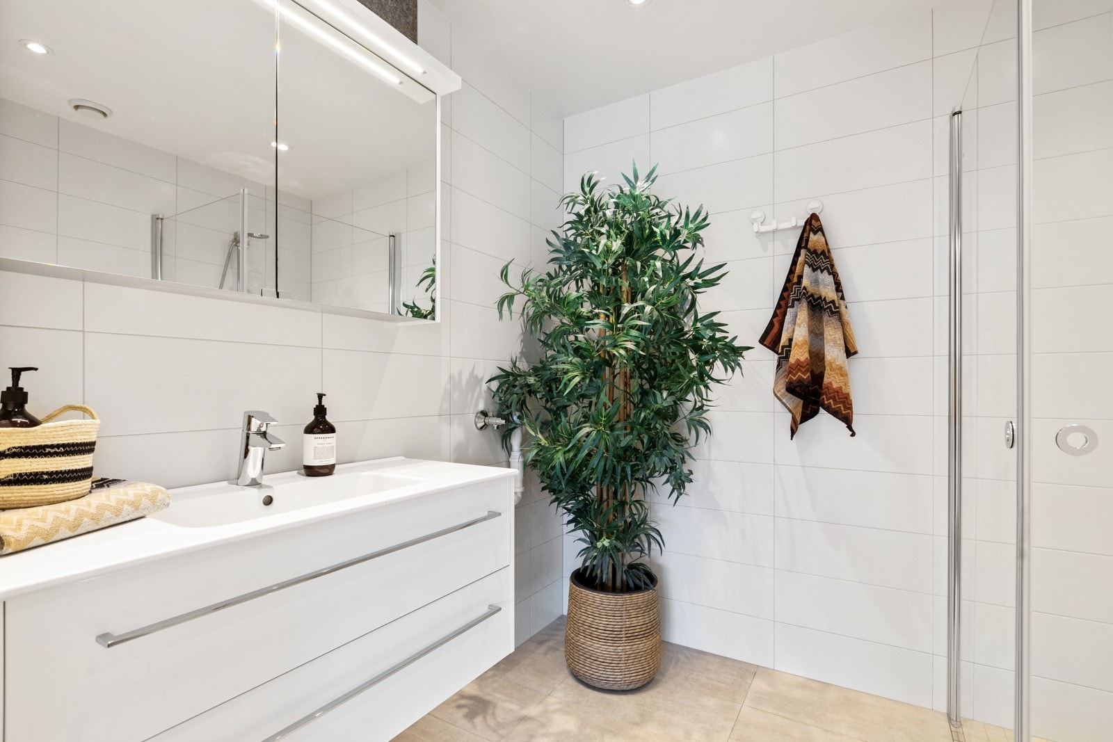 Bad 2 ligger i boligens underetasje Galleribilde