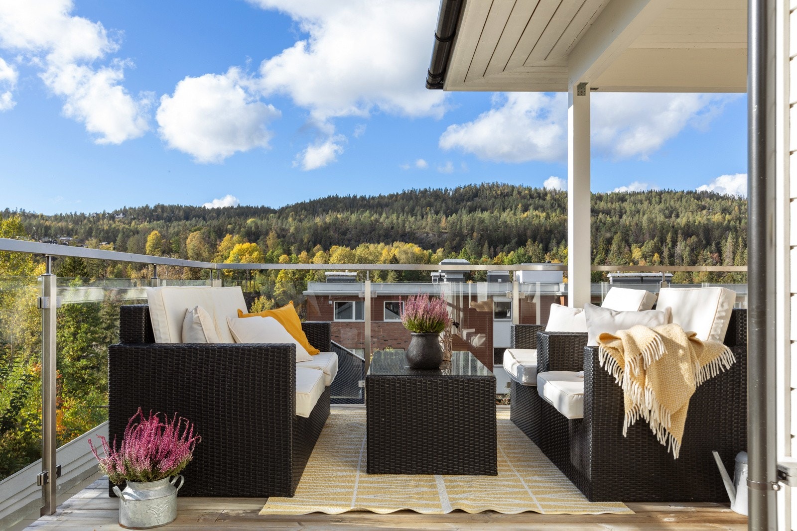 Fra stue/kjøkken er det utgang til flott balkong med plass til ønsket utemøblement Galleribilde