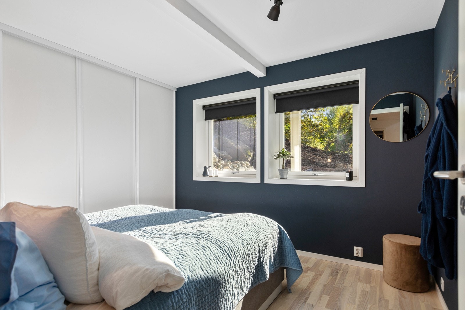 Hovedsoverom av god størrelse med plass til dobbeltseng Galleribilde