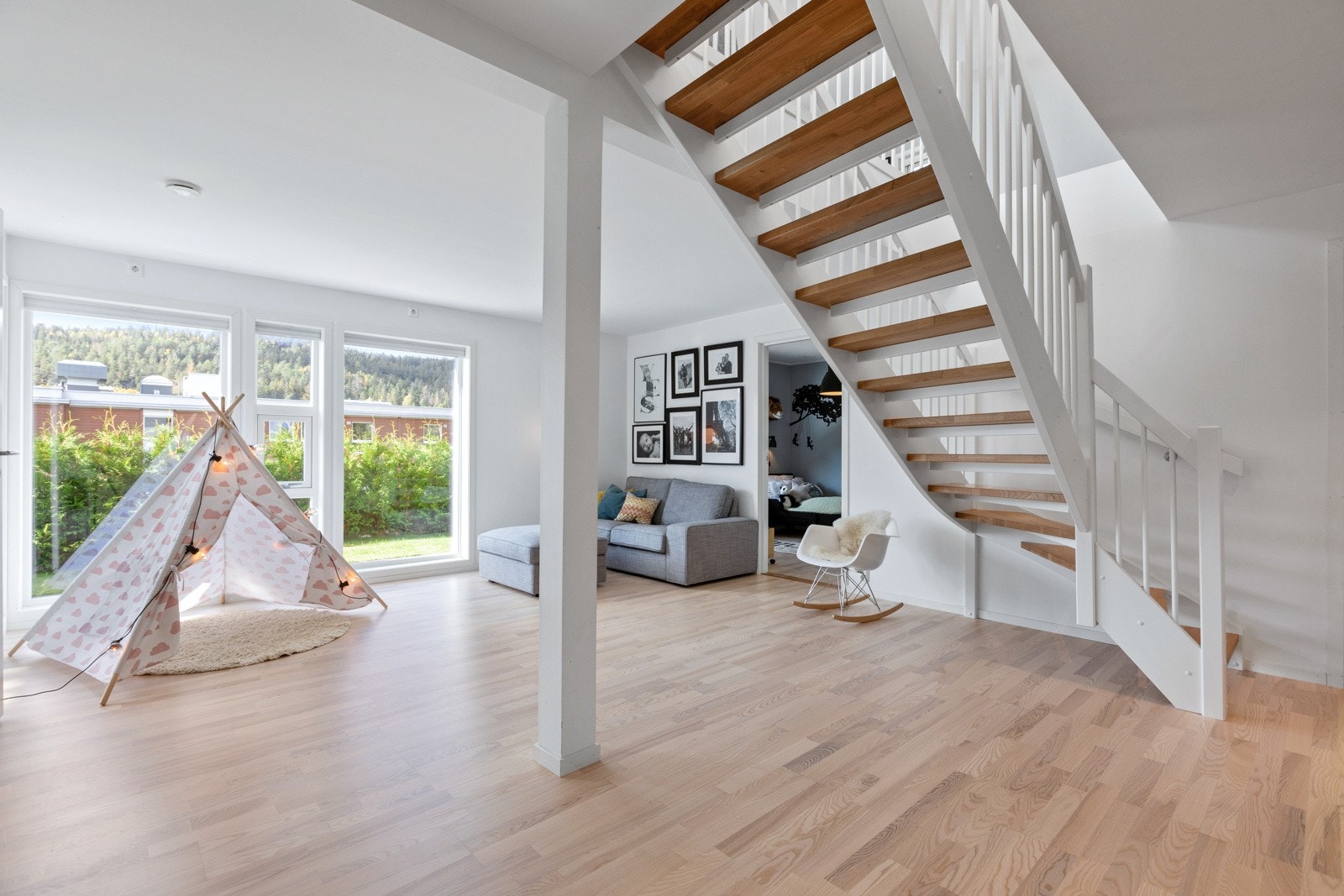 I boligen underetasjen er det innredet tv-stue med plass til ønsket møblement Galleribilde