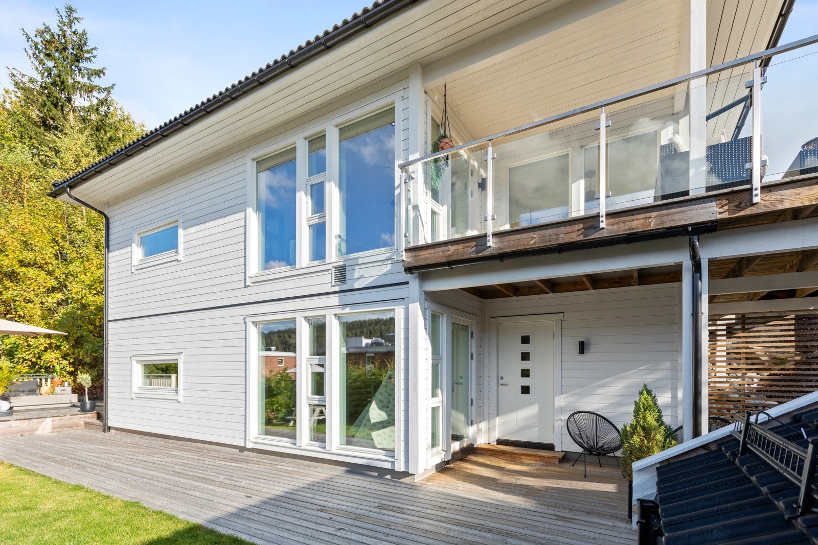 Boligen har et hyggelig og pent opparbeidet inngangsparti Galleribilde