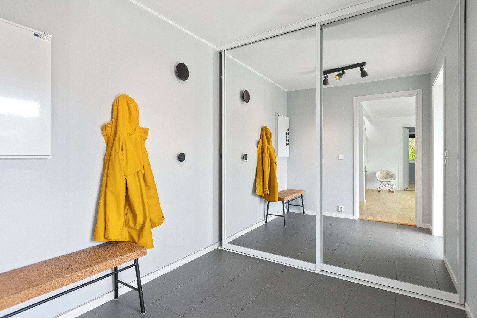 Romslig entré med varmekabler i gulv og god plass til å henge fra seg yttertøy og sette fra seg sko i skyvedørsgarderobe Galleribilde