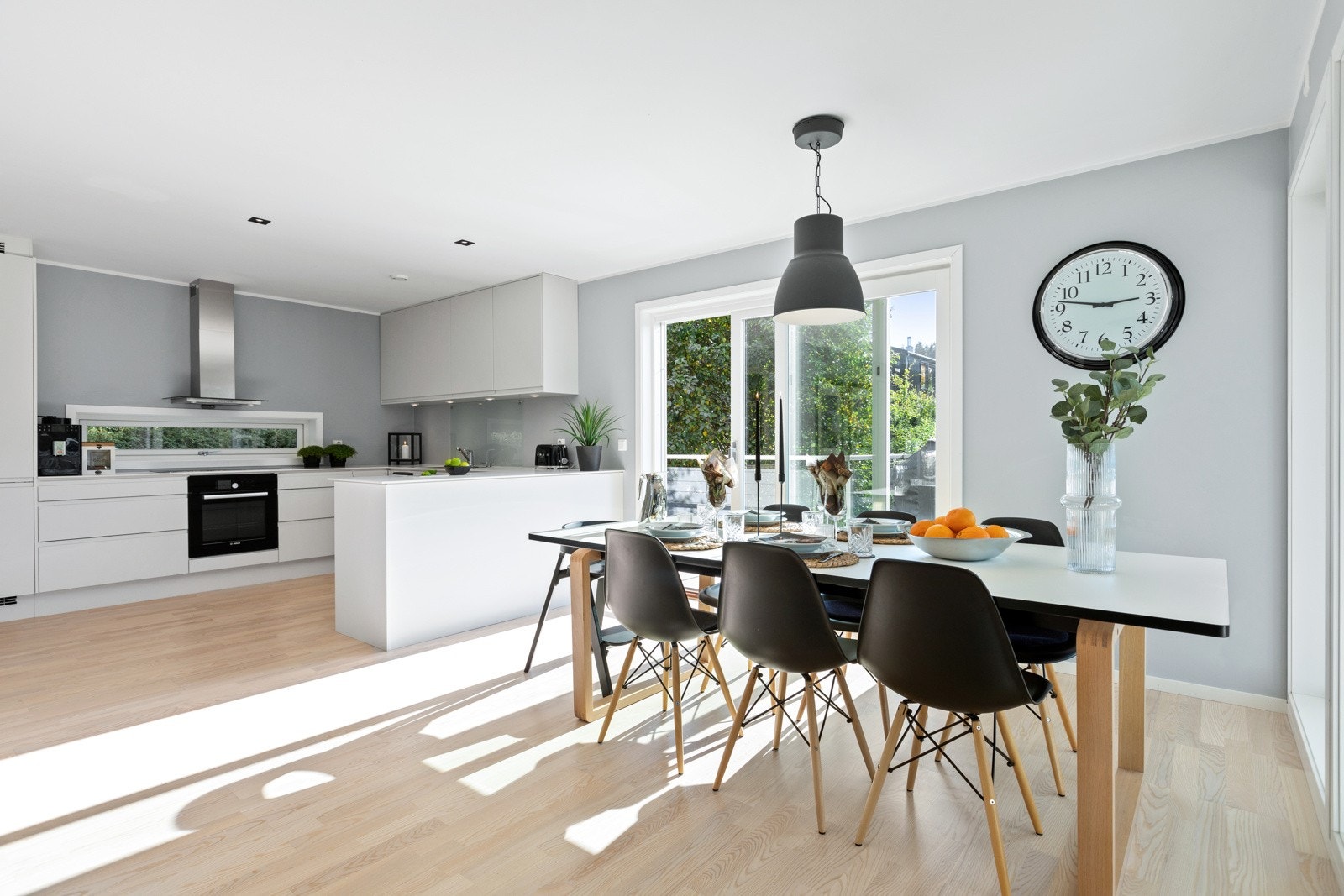 Med god plass til spisebord er det rom for å invitere til hyggelig middagsselskap med venner og familie Galleribilde