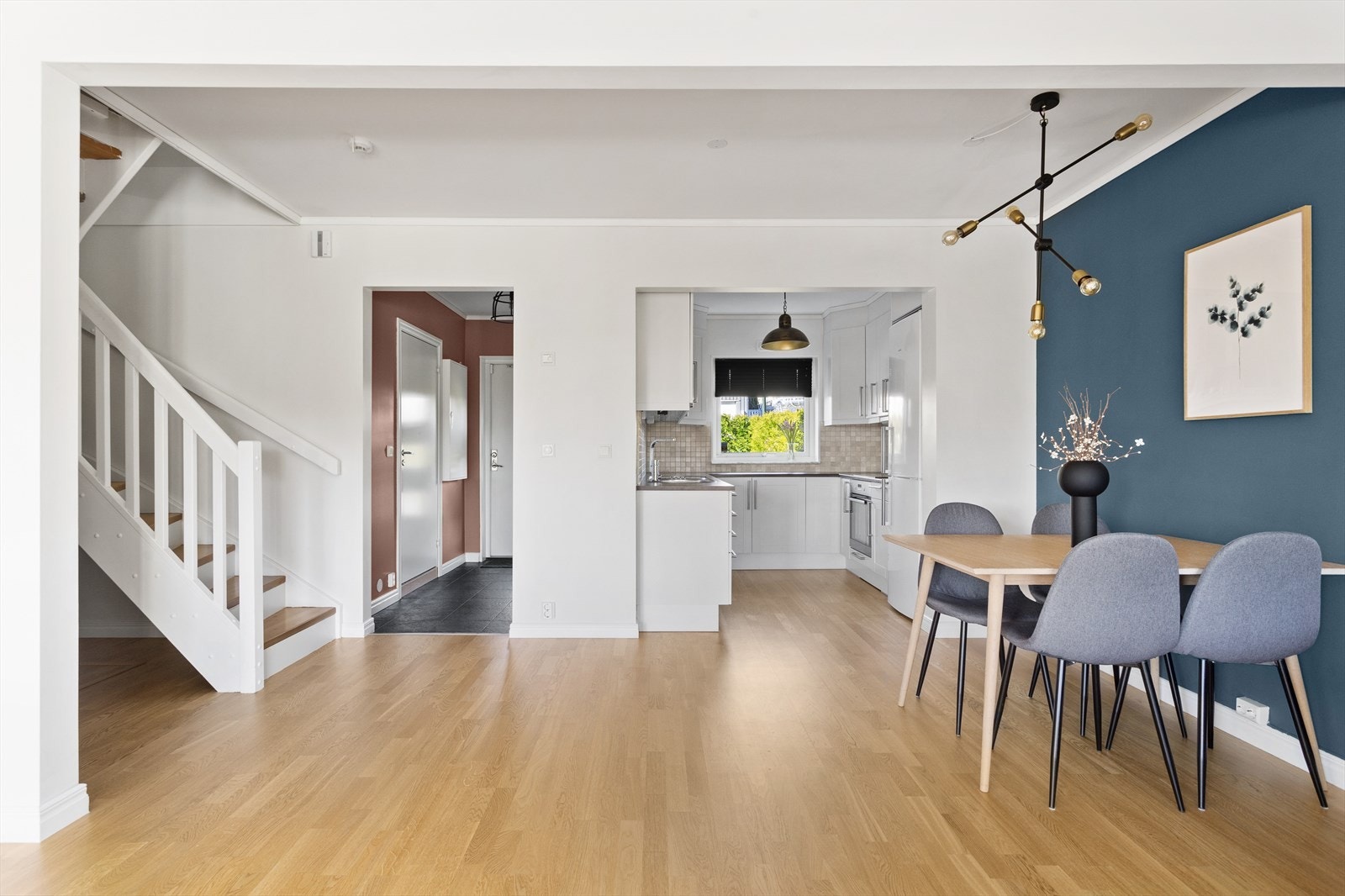 Stue og kjøkken. Galleribilde