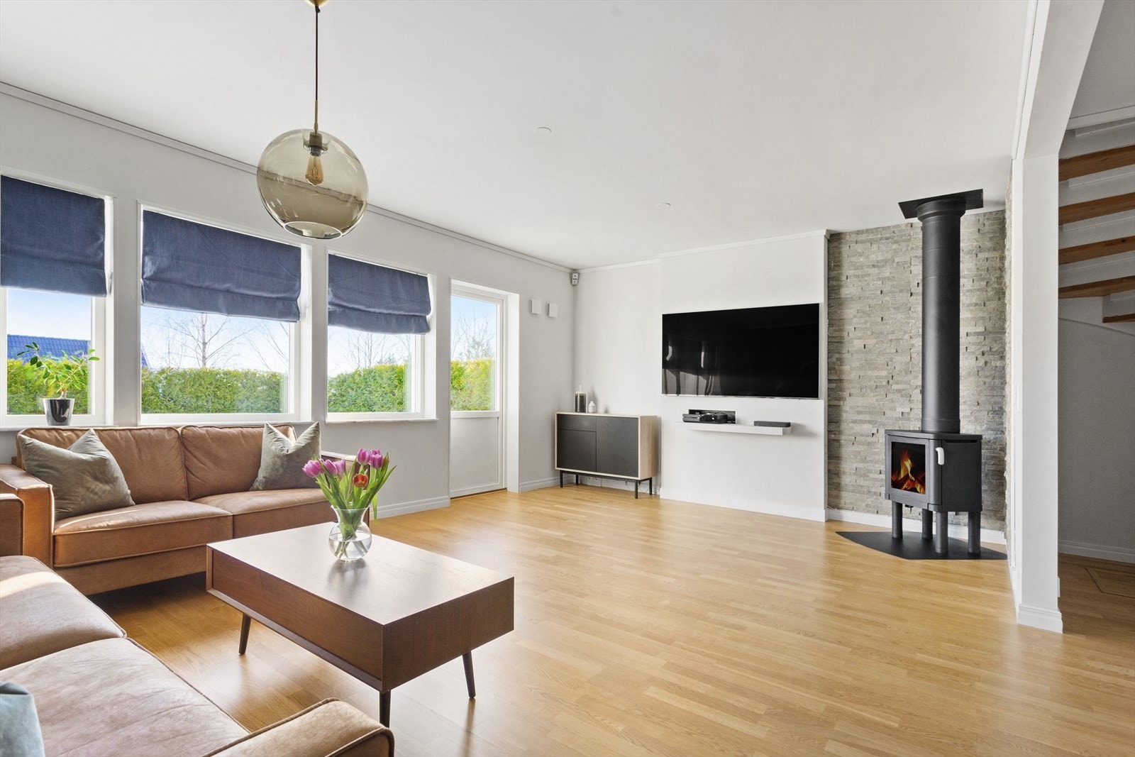 Luftig og åpen stue med flere møbleringsmuligheter. Galleribilde