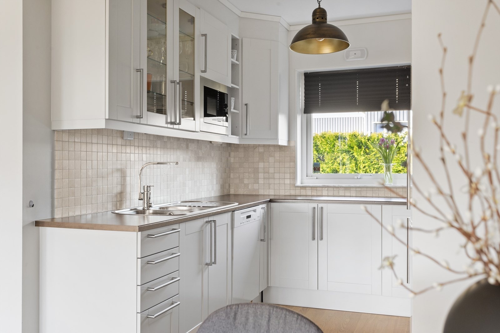 Kjøkkenet har en praktisk utforming som gir både mye skap- og benkeplass. Galleribilde