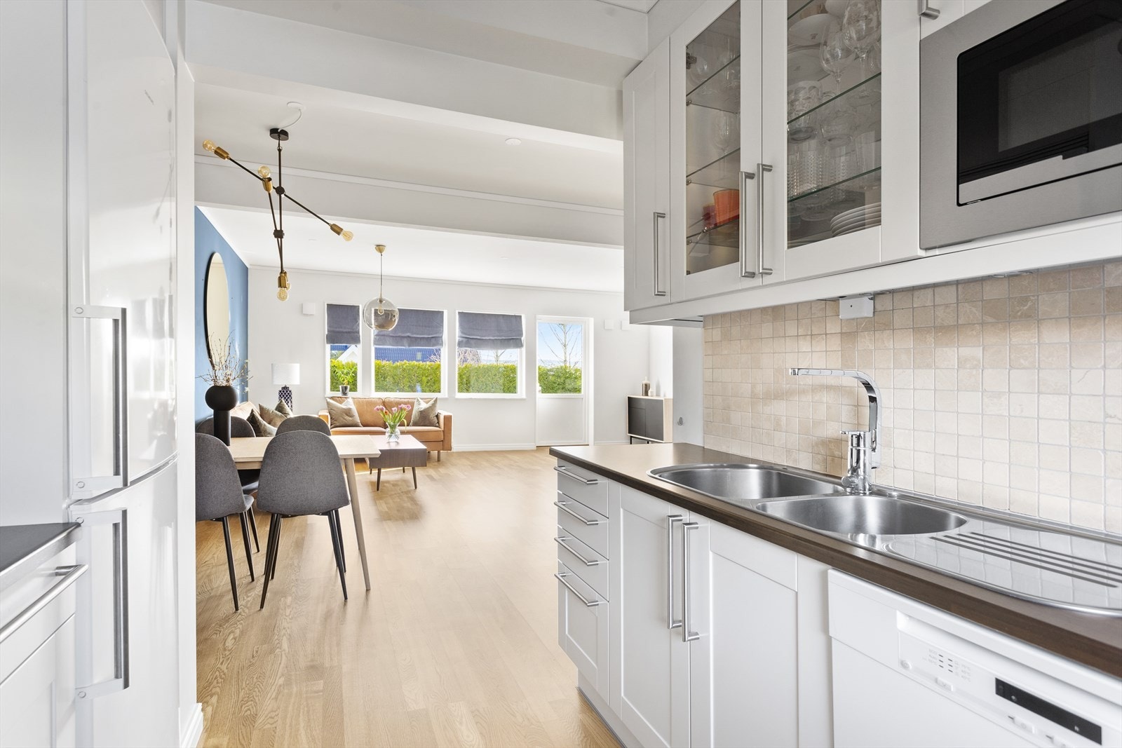 Innredningen har hvite fronter, laminat benkeplate, takhøye overskap og flislagt sprutsone. Galleribilde