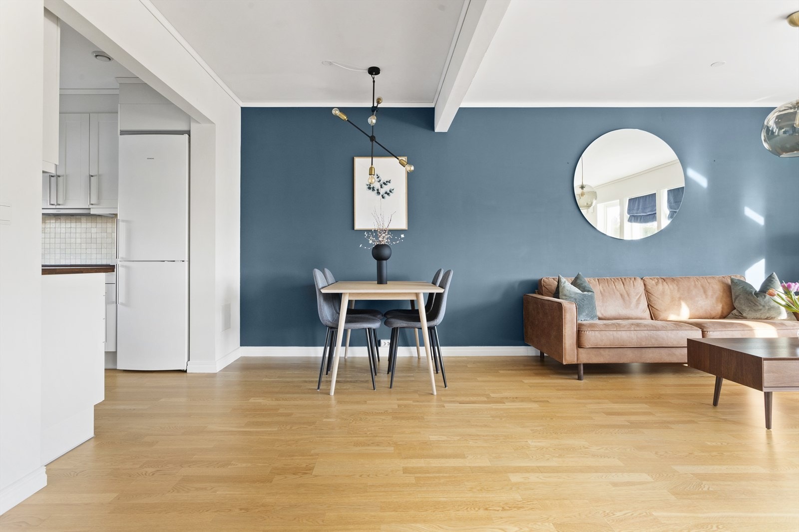 Venner og familie kan samles til deilige måltider og hyggelige lag rundt spisestuen og det er god plass til mange mennesker. Galleribilde