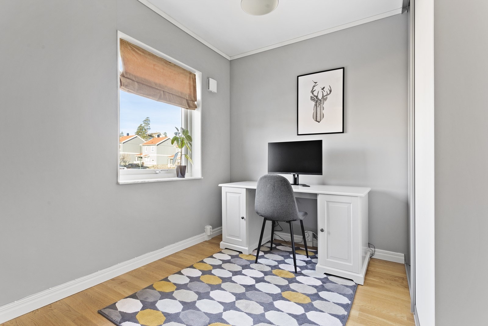 Soverom 3 har grå overflater og parkett på gulv. Galleribilde