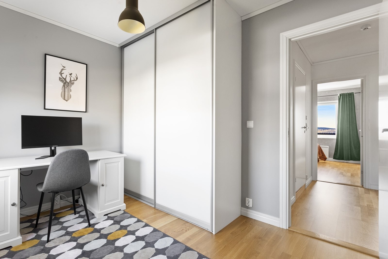 Skyvedørsgarderobe med rom for mye oppbevaring. Galleribilde