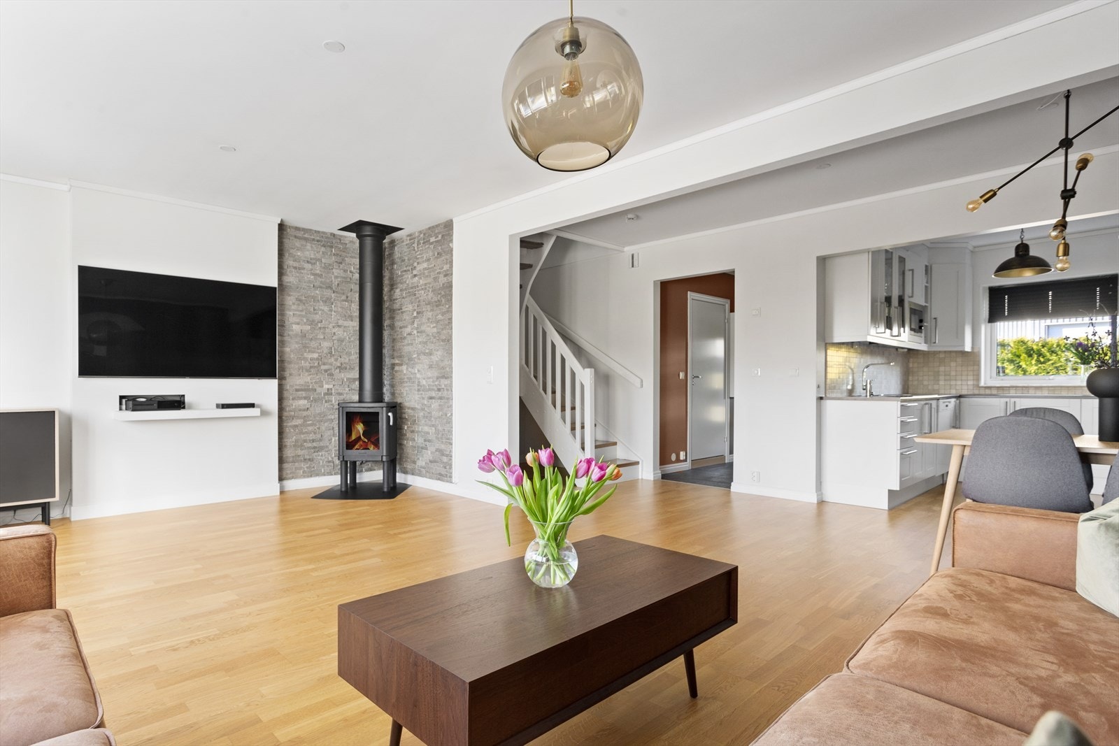 Stuen har direkte tilknytning til kjøkken og trapperom til 2. etasje tilgjengelig. Galleribilde