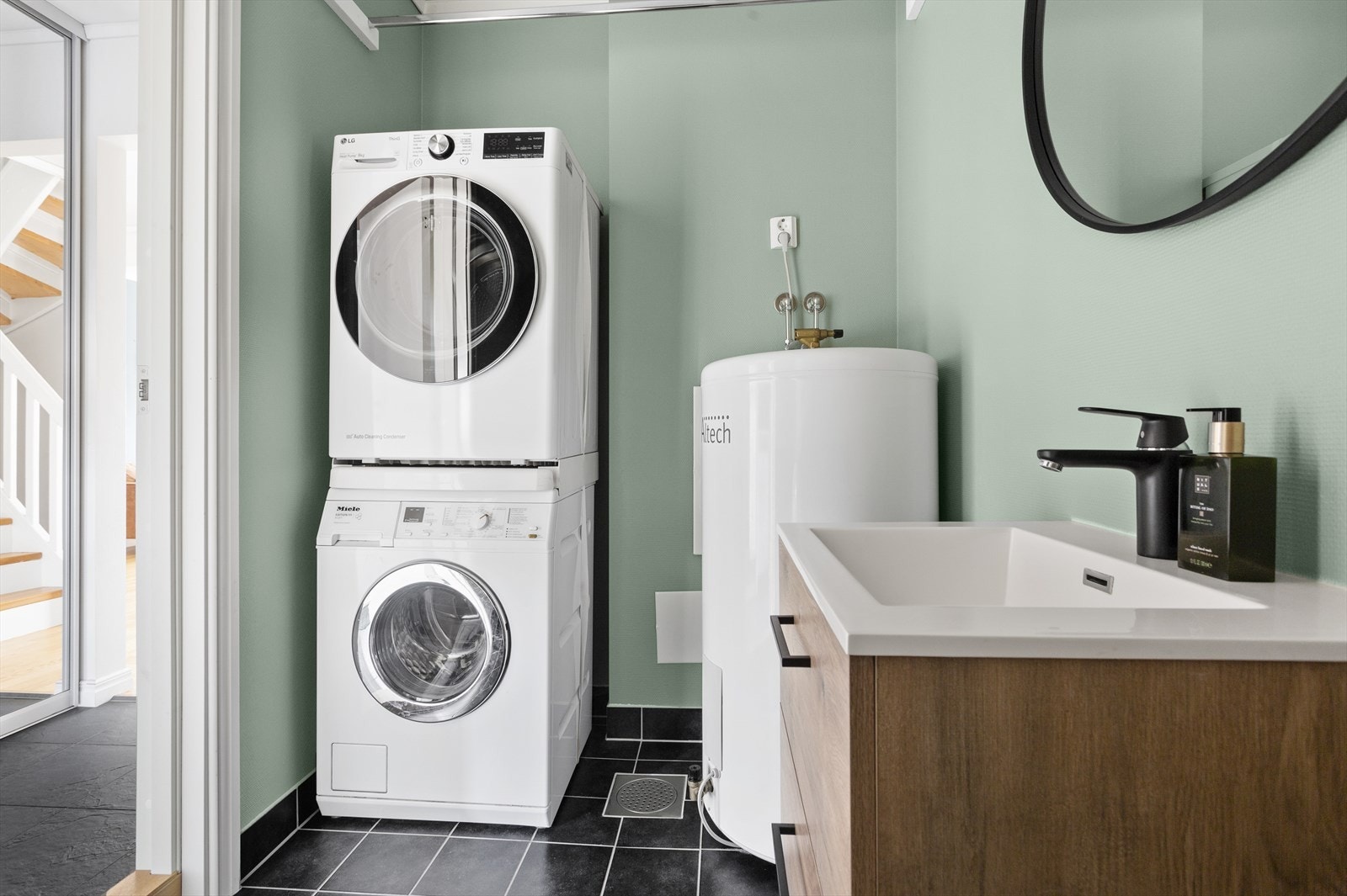 Opplegg for vaskemaskin og plass til tørketrommel. Varmtvannsbereder tilgjengelig her. Innredningen var ny i 2019. Galleribilde