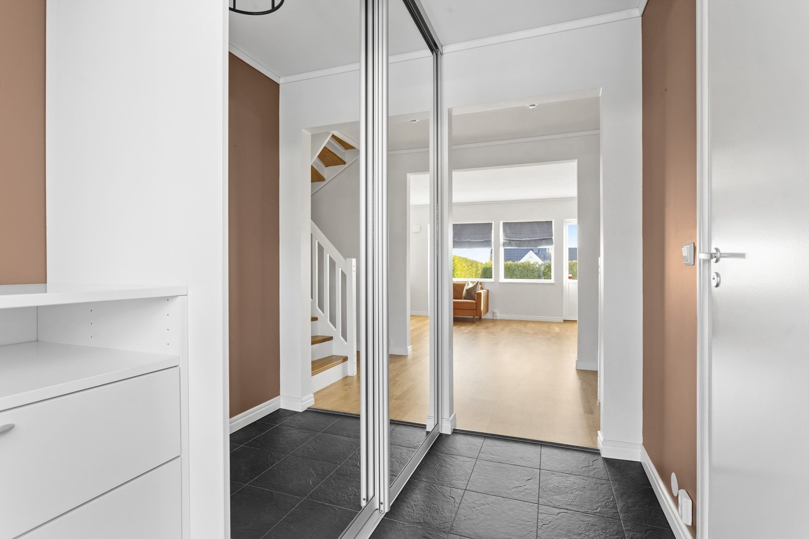 Romslig skyvedørsgarderobe med plass til alt av utstyr. Galleribilde