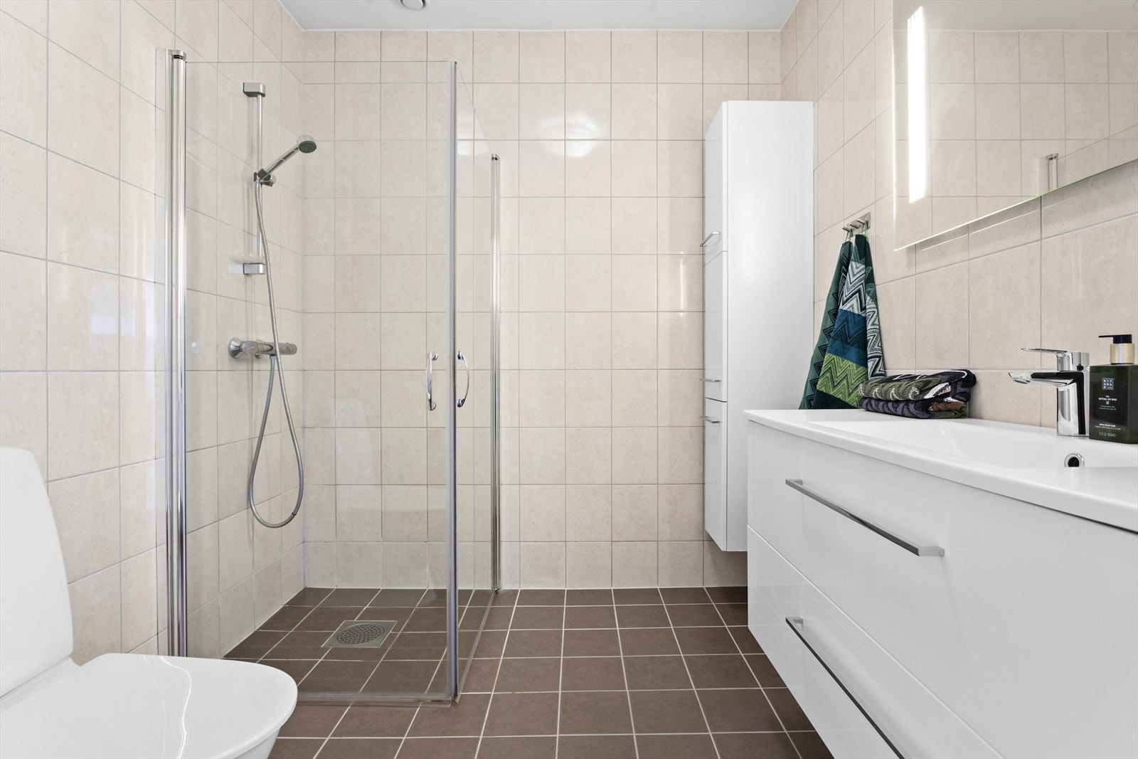 Flislagt baderom i tidløse farger. Galleribilde