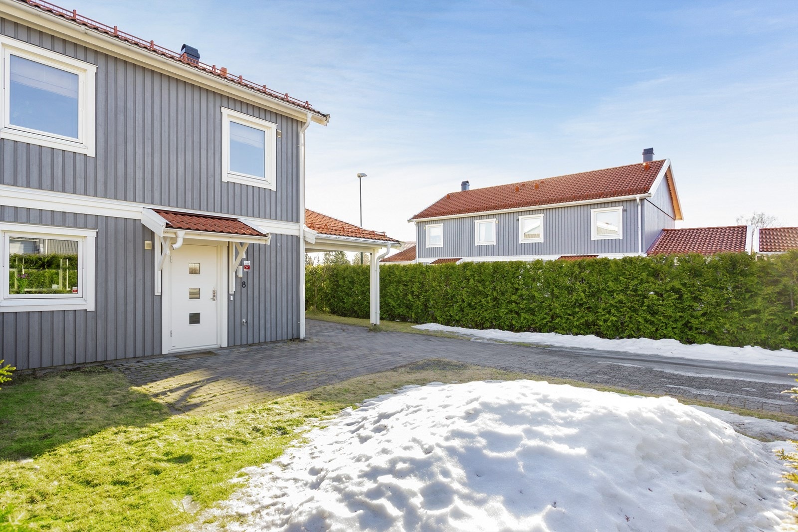 Inngangsparti og innkjørsel. Galleribilde